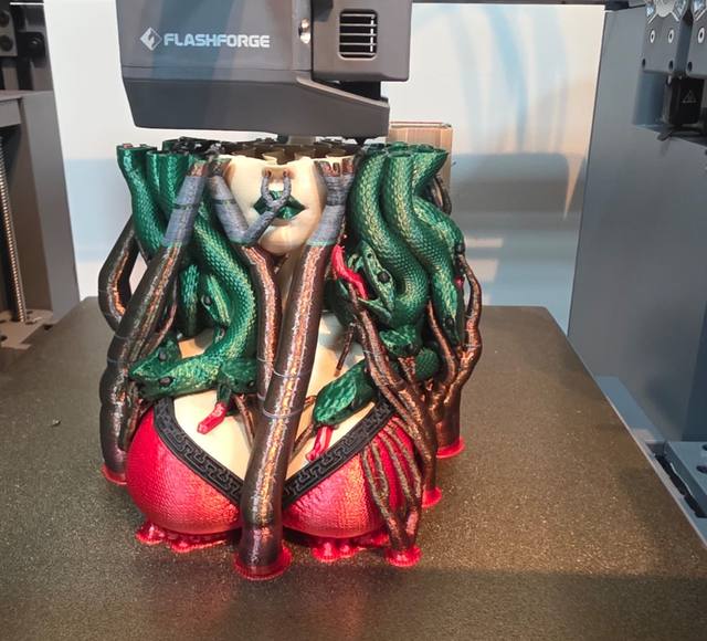 Peça sendo impressa em uma das impressoras da DreLab 3D